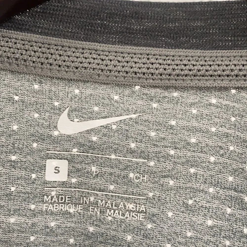Nike T-Shirt Men’s Size Small Lightweight Grey - Picture 3 of 8